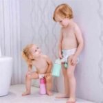 ⁦مبولة محمولة ومريحة مخصصة للأطفال (للأولاد والبنات)، وهي مصممة للاستخدام أثناء السفر، الرحلات، السيارة، أو أثناء فترات التدريب على استخدام المرحاض (Potty Training) كبديل طوارئ نظيف وصحي.⁩ - الصورة ⁦7⁩