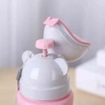 ⁦مبولة محمولة ومريحة مخصصة للأطفال (للأولاد والبنات)، وهي مصممة للاستخدام أثناء السفر، الرحلات، السيارة، أو أثناء فترات التدريب على استخدام المرحاض (Potty Training) كبديل طوارئ نظيف وصحي.⁩ - الصورة ⁦5⁩