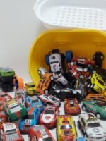 ⁦مجموعة سيارات الألعاب الكبيرة - 52 قطعة (50 سيارة سباق + 2 شاحنة ضخمة) مع صندوق تخزين من PlayZone - شاملة شاحنات مونستر وسيارات سباق⁩ - الصورة ⁦3⁩