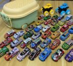 ⁦مجموعة سيارات الألعاب الكبيرة - 52 قطعة (50 سيارة سباق + 2 شاحنة ضخمة) مع صندوق تخزين من PlayZone - شاملة شاحنات مونستر وسيارات سباق⁩ - الصورة ⁦4⁩
