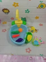 ⁦لعبة حوض غسيل الأطباق والخضروات والفواكه للأطفال vegetable electric sink toy مع صنبور مياه كهربائي وأدوات مطبخ محاكاة - حوض المطبخ التعليمي للأطفال⁩ - الصورة ⁦3⁩