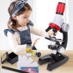 مجهر تعليمي للأطفال Microscope – تكبير حتى 1200x مع إضاءة LED وأدوات تجارب علمية