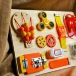 لوحة الأنشطة الخشبية للأطفال (Busy Board) | ألعاب منتسوري لتنمية المهارات والتركيز - ألعاب تقوية المهارات الحركية الدقيقة - الصورة 2